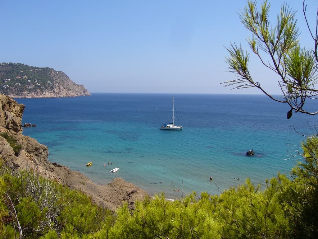 spanje ibiza aigues blanca flickr - De 11 mooiste stranden op Ibiza die je niet mag overslaan