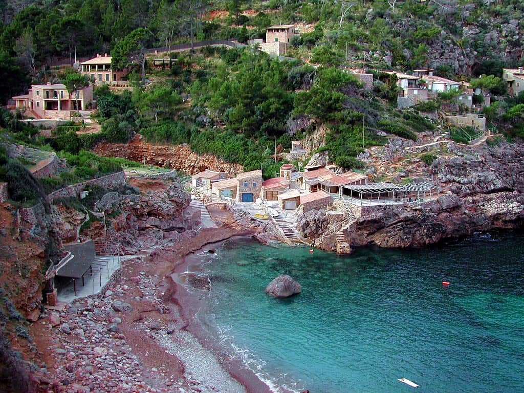 mallorca cala de deia wikimedia - De 12 mooiste stranden van Mallorca (onbekende pareltjes!)