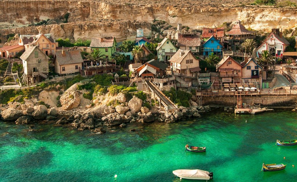 malta popeye village pixabay 1024x627 - De 15 mooiste plekken op Malta: van paradijselijke baaien tot eeuwenoude dorpjes