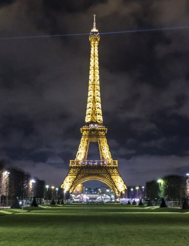 Eiffel Tower by night Paris FRANCE 1 385x500 - Kerst in Parijs: 15 tips om te doen in de winter (+ kerstmarkten)