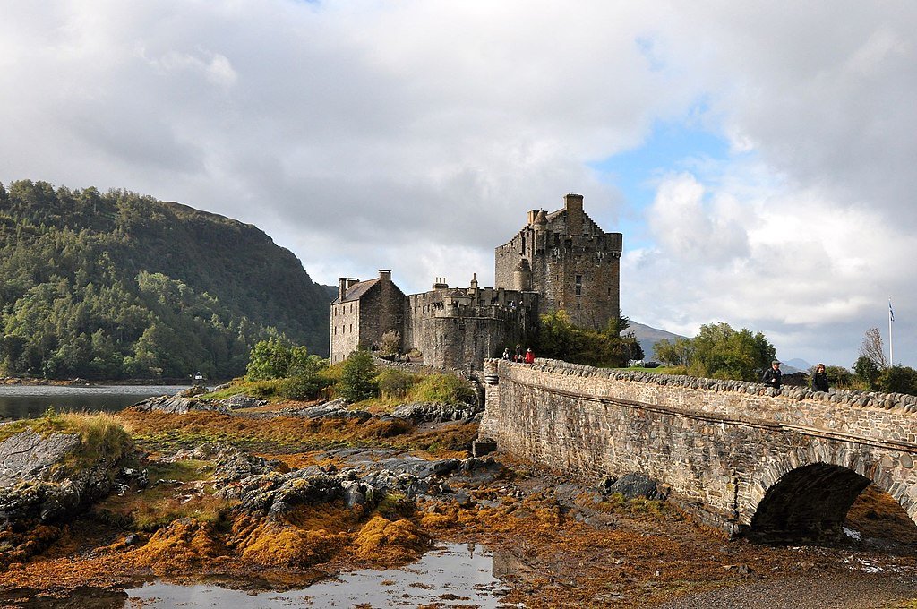 kasteel eilean donan schotland wikimedia - De 36 mooiste kastelen in Europa voor iedereen die vanbinnen stiekem een prinses is