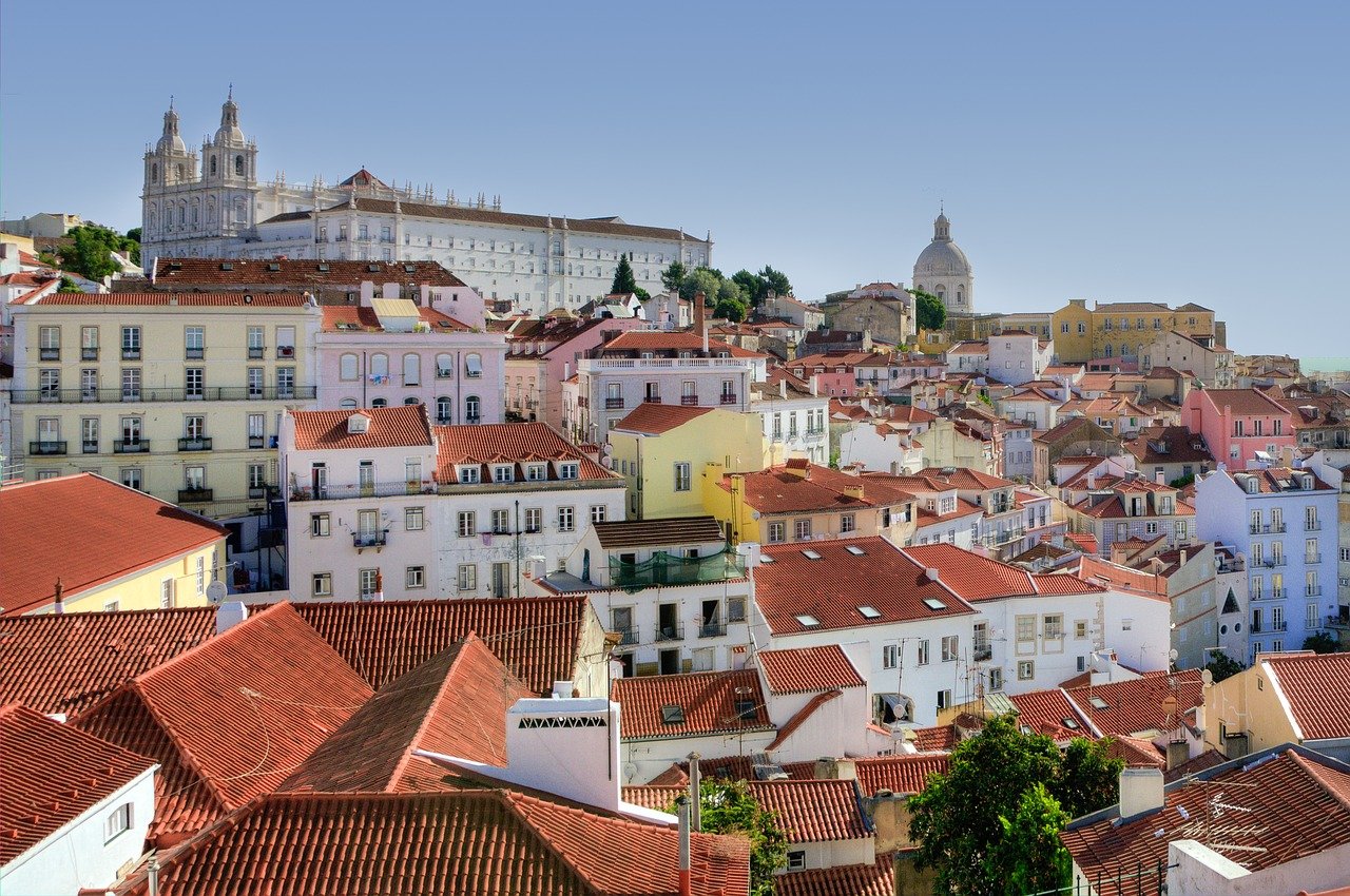 lissabon alfama pixabay - Waar te verblijven in Lissabon: de leukste wijken (+ hoteltips)