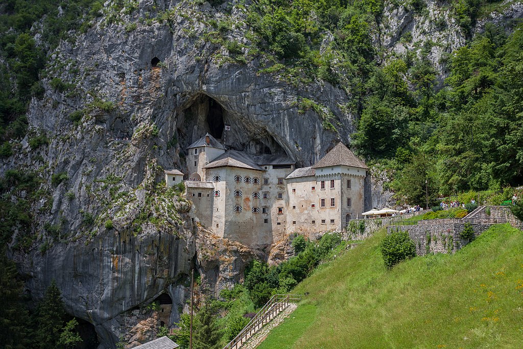 predjama wikimedia - De 15 mooiste plekken in Slovenië om te ontdekken voordat het massatoerisme komt!