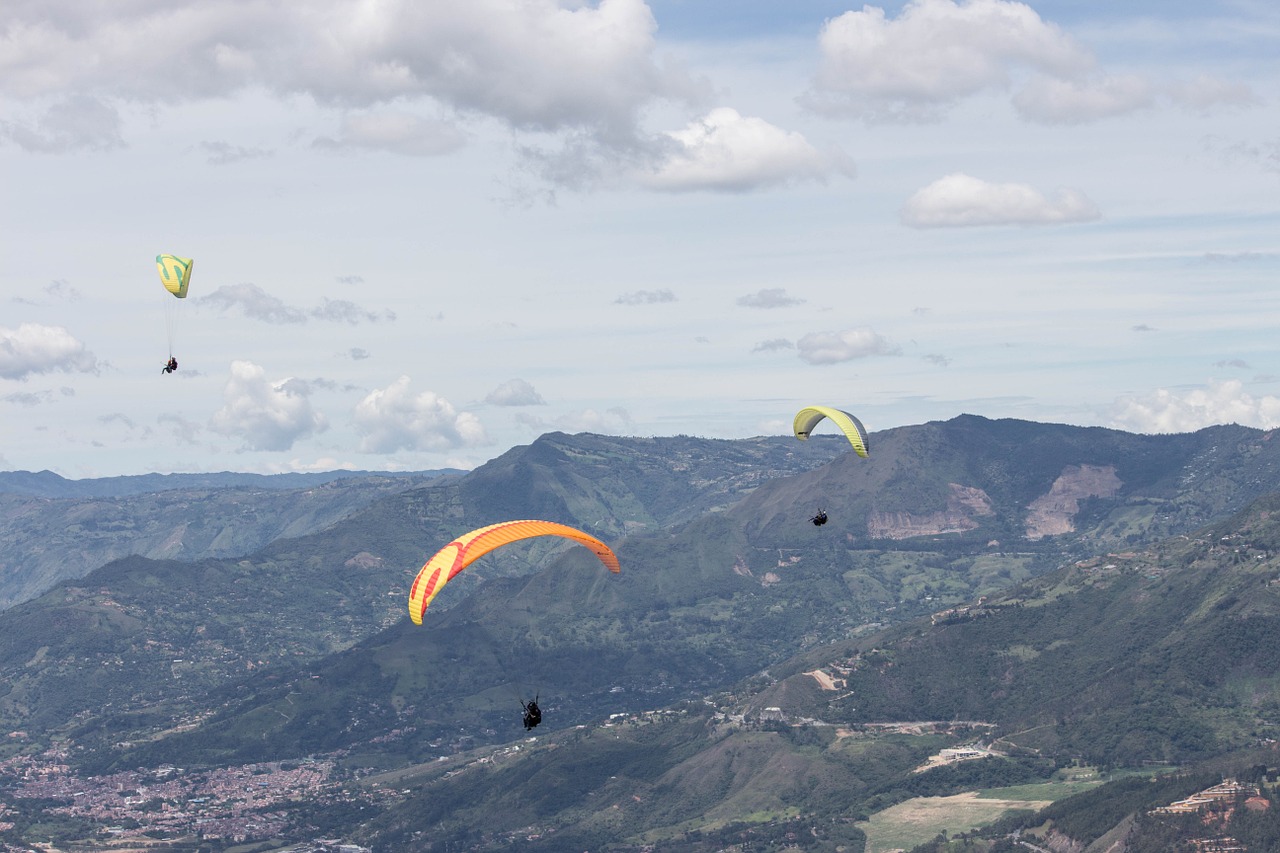 paragliden medellin pixabay - De beste reistijd voor Colombia (+ klimaat & temperatuur)