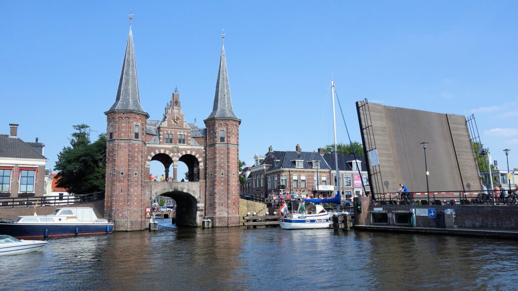 sneek pixabay 1024x576 - De 21 mooiste plekken in Friesland: van natuur tot dorpen & steden!