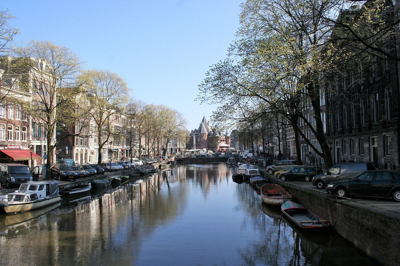 oude kerk needpix - Wat te doen in Amsterdam:  25 leuke tips voor een dagje uit (+ tips voor shoppen)