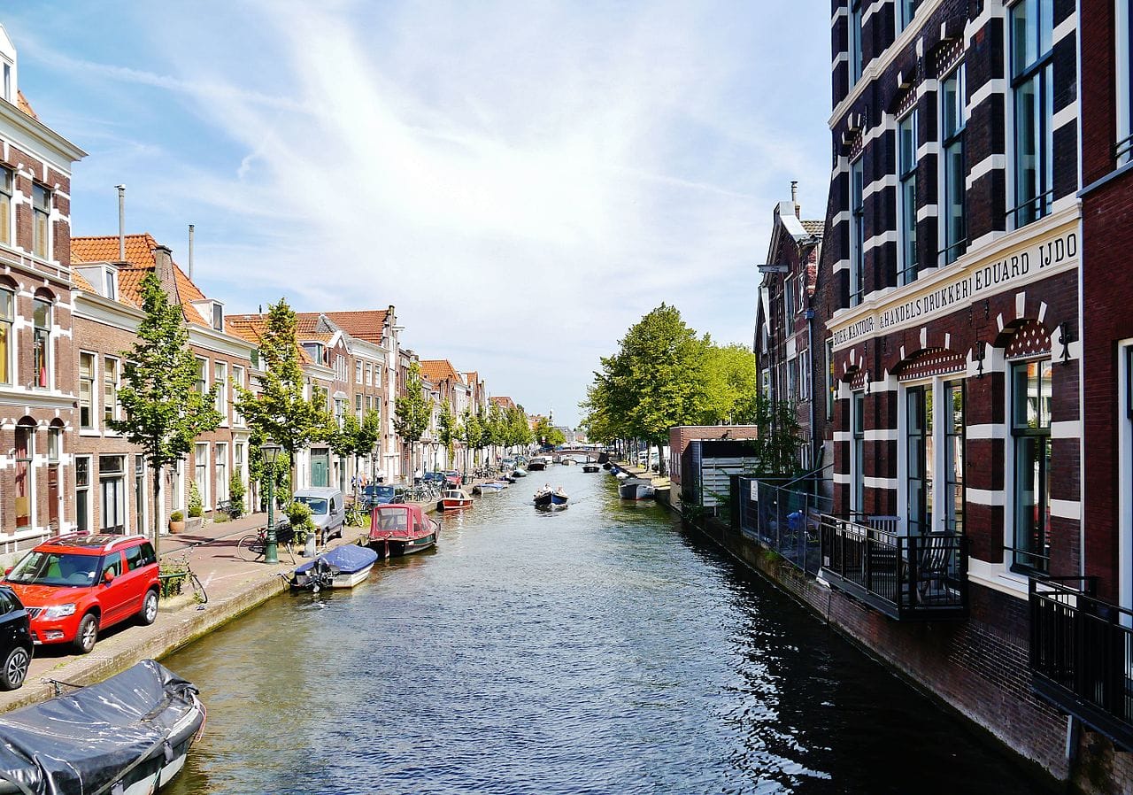 leiden grachten wikimedia - 30x leuke tips voor wat te doen in Leiden tijdens een dagje uit